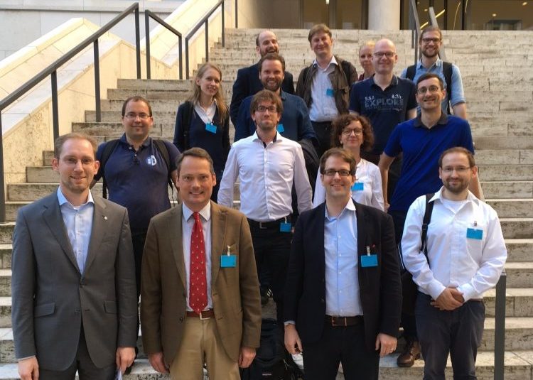Gruppenfoto auf Stufen für DDG Horizonte