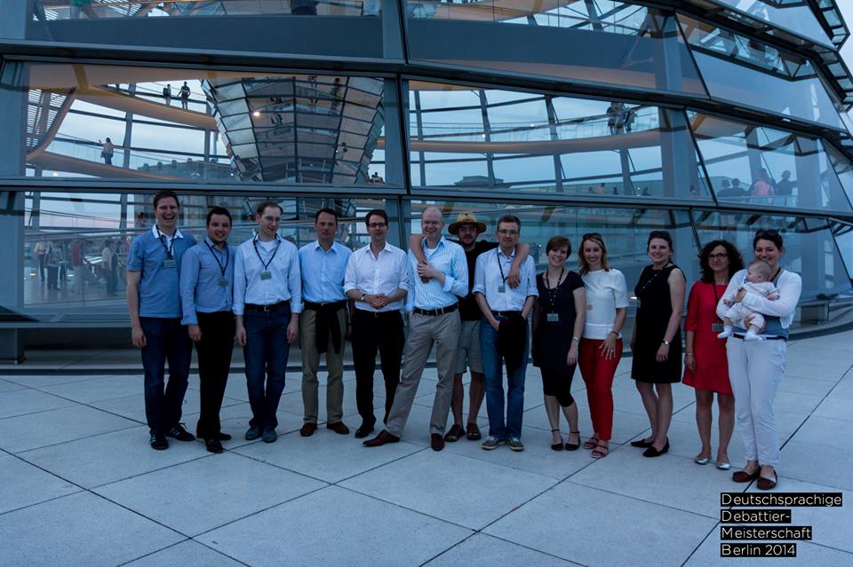 Gruppenfoto vor der Kuppel des Bundestags